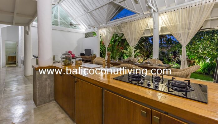 Villa White Peacock  Slider