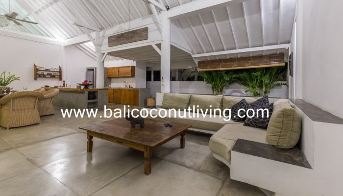 Villa White Peacock  Slider