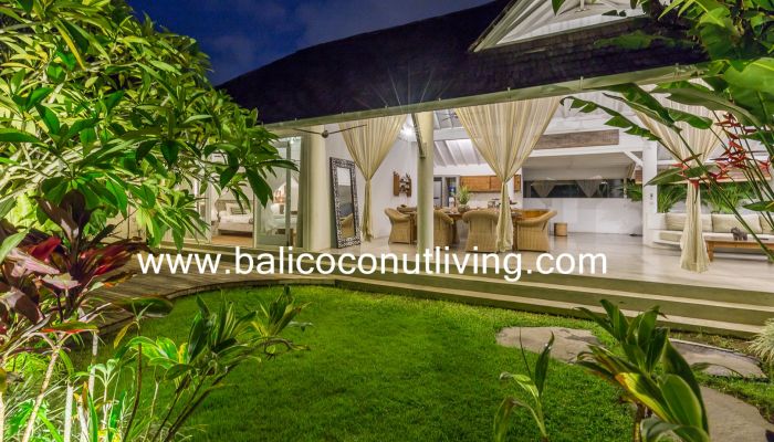 Villa White Peacock  Slider