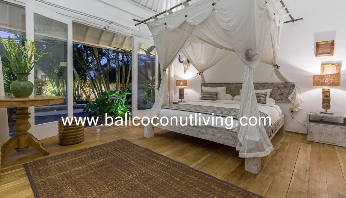 Villa White Peacock  Slider