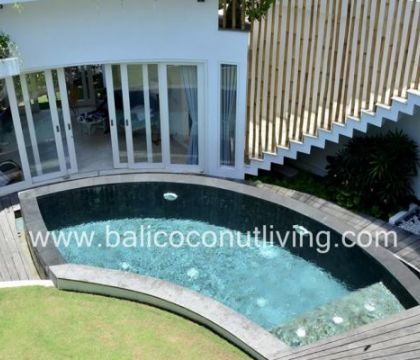 Villa Circle
