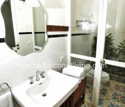 Villa bronze white